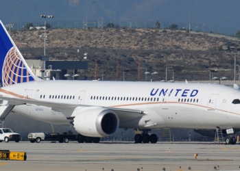 Pilotos tomam ‘chuva de vidro’ após objeto atingir avião em pleno voo nos EUA