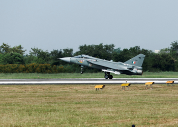 VÍDEO: Avião da Índia cai durante show aéreo em Dubai, e piloto morre