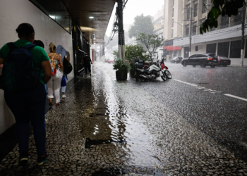 Frente fria baixa temperatura e pode provocar chuva em SP neste domingo (23)