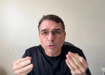 Flávio Bolsonaro manda recado para Moraes: “Se meu pai morrer lá dentro, a culpa é sua”
