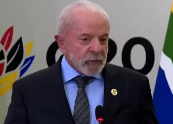 'Todo mundo sabe o que ele fez", diz Lula sobre prisão de Bolsonaro