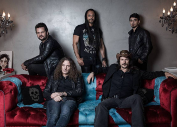 Angra anuncia saída de Fabio Lione, vocalista da banda, após 13 anos