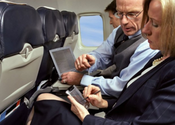 França multa em até R$ 124 mil quem usa celular em etapas proibidas do voo ou desrespeita ordens da tripulação