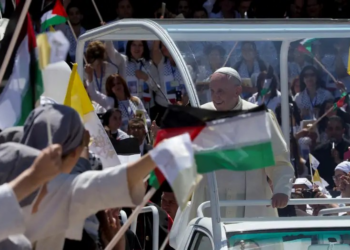 Papamóvel de Francisco é transformado em clínica para crianças de Gaza