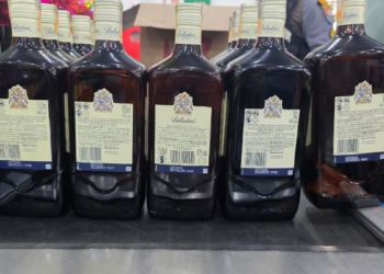 Polícia apreende 30 garrafas de uísque suspeitas de conter metanol no interior de Mato Grosso