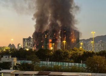 Mortos em incêndio em condomínio residencial de Hong Kong chegam a 36