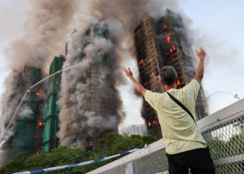 Após 3 dias, bombeiros concluem combate ao incêndio que atingiu arranha-céus em Hong Kong; 94 pessoas morreram