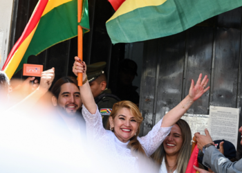 Acusada de golpe, ex-presidente da Bolívia Jeanine Áñez sai da prisão após ter sentença anulada