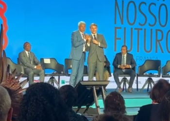 Governador petista interrompe Macron e dá pito em organização; vídeo