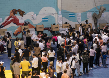 Honduras encerra votação com colégios eleitorais ainda abertos devido a filas