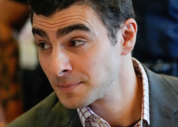 Luigi Mangione volta ao tribunal um ano depois de assassinar CEO em Nova York