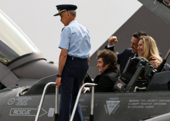 Milei apresenta caças F-16 comprados da Dinamarca e sobe em um dos aviões; veja vídeo