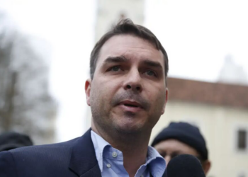 Flávio Bolsonaro admite que pode deixar candidatura a presidência