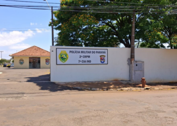 Carro furtado bate em muro e é achado antes da vítima notar