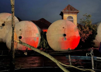 Ciclone atinge vinícolas, casas e igreja em Flores da Cunha, na serra gaúcha