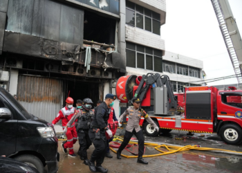 Incêndio atinge prédio de sete andares em Jacarta, na Indonésia, e deixa 17 mortos