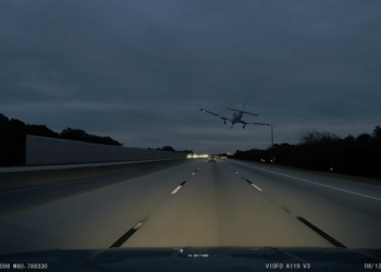 VÍDEO: avião aterrissa em cima de carro ao fazer pouso de emergência em rodovia nos EUA