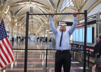 Robert Kennedy Jr se exibe fazendo barra em coletiva de imprensa nos EUA; VÍDEO