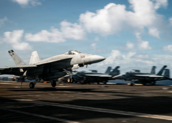 Trump x Maduro: EUA sobrevoam Golfo da Venezuela com caças F-18