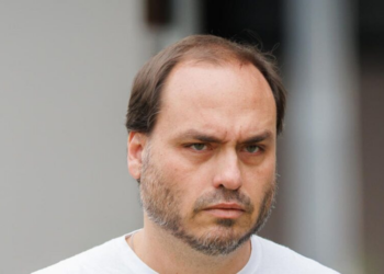 “P*tinha do sistema”: como Carlos Bolsonaro sabota o bolsonarismo