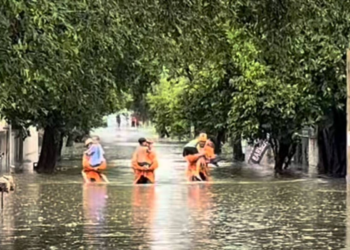 Crianças são resgatadas após lagoa transbordar em Araçatuba, no interior de SP