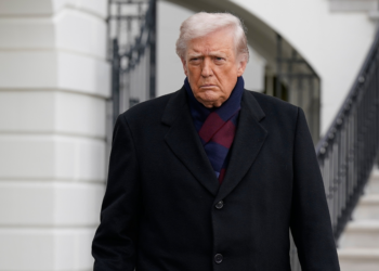 É #FAKE foto de Trump caminhando com andador; imagem foi criada com inteligência artificial