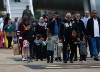 Seis mulheres e três meninas palestinas deixam Gaza rumo ao Brasil