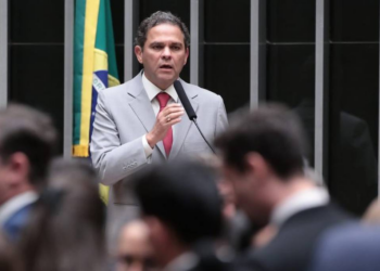 Câmara aprova projeto que retira do arcabouço gastos temporários com saúde e educação