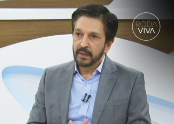 "Tarcísio teria mais condições de agregar e trazer o centro do que Flávio", diz Nunes