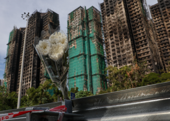 Fogo em Hong Kong: bombeiros encontram corpos em escadas; prefeitura disse a moradores em 2024 que risco de incêndio era baixo