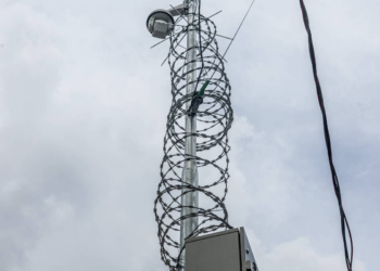 Depois de 'espinhos', postes ganham arame farpado para proteger câmeras de segurança em SP