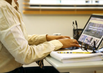 Não é sobre ser mulher, é sobre ter filhos: estudo revela impacto da maternidade na renda