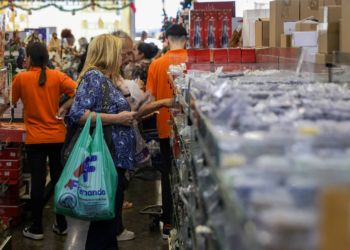 Carregar sacolas pesadas e decorar a casa pode desencadear lesões no ombro no fim de ano
