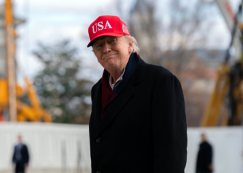 É #FAKE que homem gritou 'Allahu Akbar' durante confusão em comício de Trump; trata-se de montagem