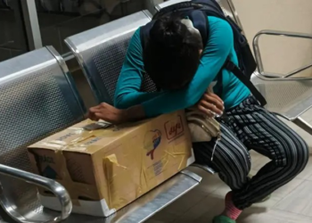 Como foto de mãe que recebeu corpo do bebê em caixa de papelão expõe crise de saúde no Equador