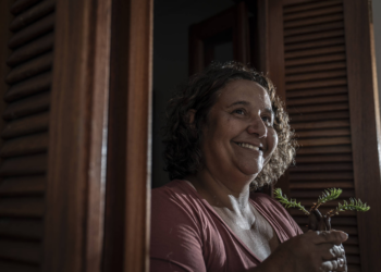 Sobreviventes de tragédias climáticas no RS comemoram primeiro Natal em casas novas