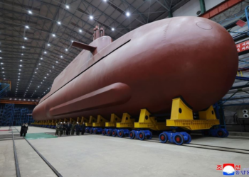 Coreia do Norte testa novo míssil, e Kim Jong Un exibe submarino em construção