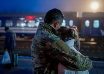O 'trem do amor', no qual ucranianas visitam seus maridos que lutam contra a Rússia