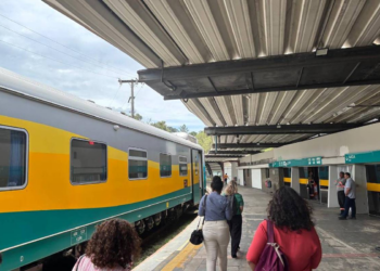 Primeiro trem noturno do país em três décadas começa a operar entre Minas e Espírito Santo