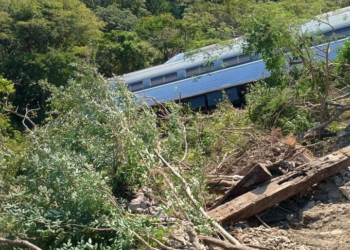 Trem interoceânico com 241 passageiros e nove tripulantes descarrila em Nizanda, no México