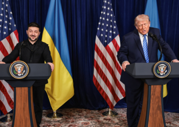 Trump diz que Rússia quer Ucrânia bem-sucedida, admite que afirmação é estranha e Zelensky reage com riso