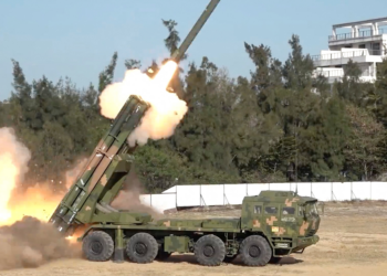 China dispara foguetes no segundo dia de exercícios militares em torno de Taiwan