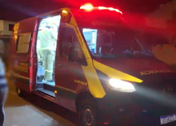 Jovem cai de carro em movimento e é socorrido em estado grave