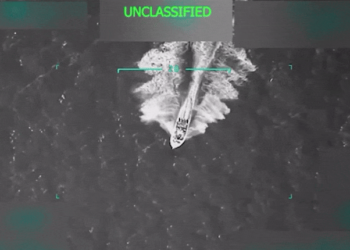 Sobreviventes de 1º ataque dos EUA no Caribe estavam desarmados e passaram uma hora tentando se salvar antes de serem mortos, diz agência