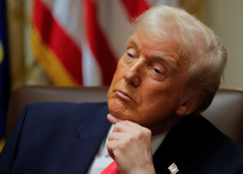 É #FAKE que vídeo mostre Trump exibindo foto ao lado de Jair Bolsonaro; quem aparece na imagem real é Vladimir Putin