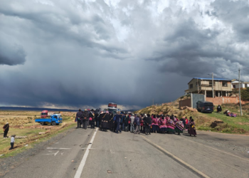 Brasileiros ficam presos por mais de 24 horas em estrada na Bolívia após protestos: 'Não temos comida'