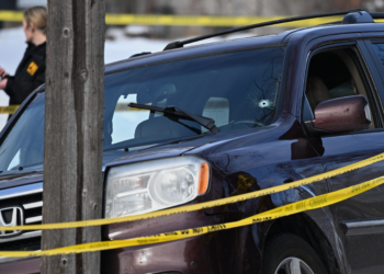 Governo Trump anuncia envio de 'centenas' de agentes adicionais a Minneapolis após mulher ser morta pelo ICE