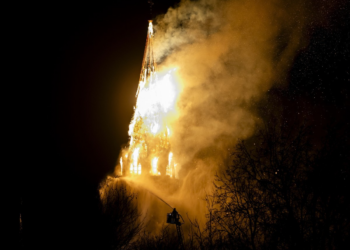 Incêndio atinge igreja histórica em Amsterdã durante o Ano Novo