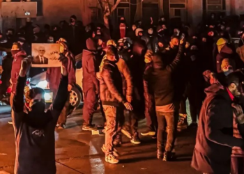 Por que protestos no Irã atingiram dimensão inédita na história do país