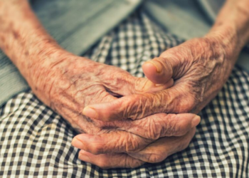 Dormir mal afeta o cérebro? Entenda a ligação entre a apneia e o Parkinson